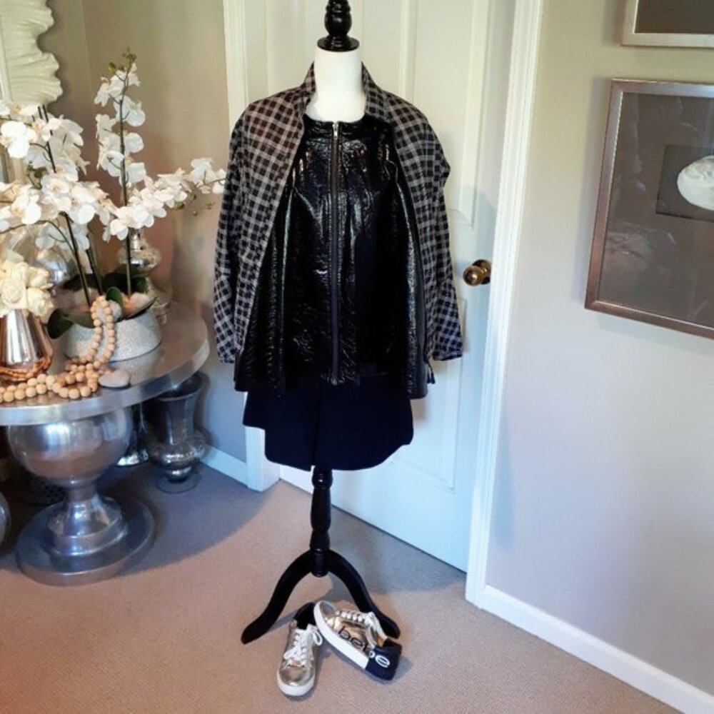 EUC Misty Mountain black grey activewear short jacket